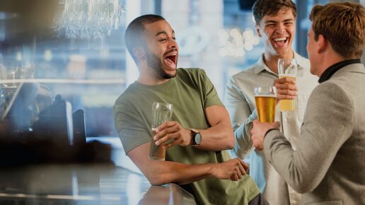 Mitarbeiter dafür bezahlen, dass sie gemeinsam trinken gehen? Warum dieser Chef auf die 3-3-3-Regel schwört