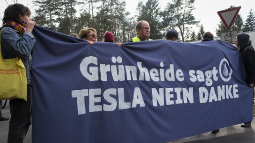 Gegner der Gigafactory Grünheide: Tesla stellt während des Protests die Produktion ein
