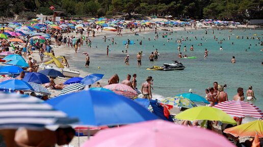 Provokante Tourismus-Kampagne auf Mallorca: „Markiere diesen Strand nicht, Bitch!“