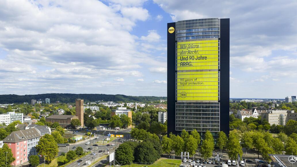 Mega-Plakat von Arag: Das ist die wohl größte Rechtsschutz-Werbefläche der Welt