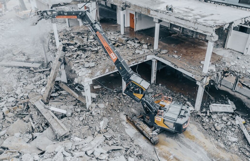 EHD 300 im Einsatz: Konrad Kreppold setzt auf flexiblen Abbruchbagger mit Wechselausleger