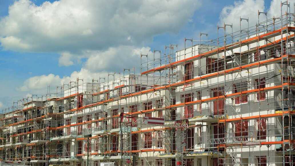 Wohnungsbau am Tiefpunkt: Bauverbände fordern EH55-Förderung und Umsetzungsfrist für 631.000 blockierte Wohnungen