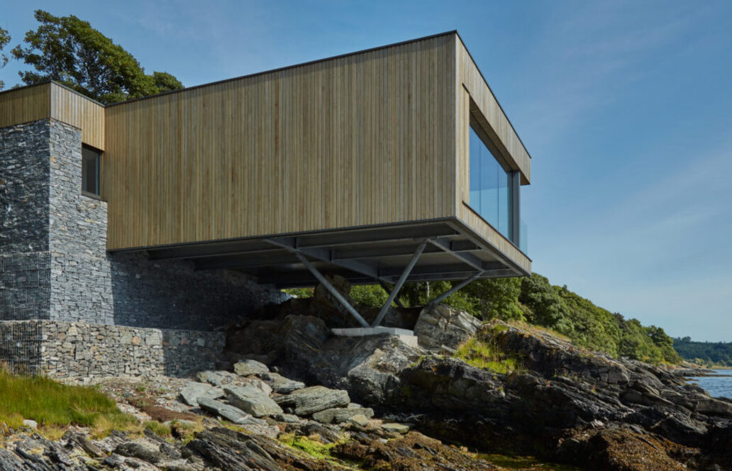 Fels, Holz, Atlantikblick: „Rock Cove“ trotzt dem Meer mit nachhaltigem Kebony-Holz