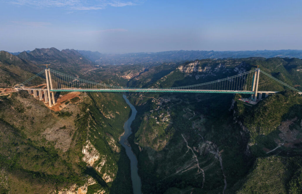 China eröffnet mit der Huajiang Grand Canyon Bridge die höchste Brücke der Welt mit 625 Metern über dem Talboden