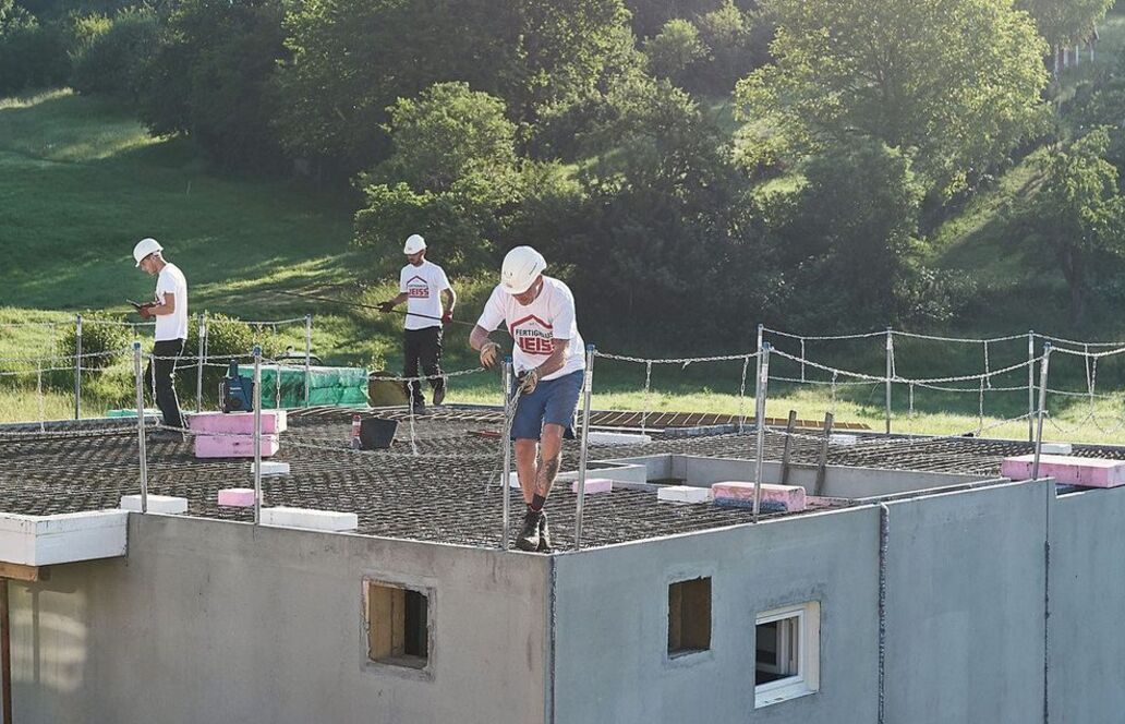 Sicher bauen trotz Hanglage oder Grundwasser: Fertigkeller schaffen stabile Lösungen mit Wohnmehrwert