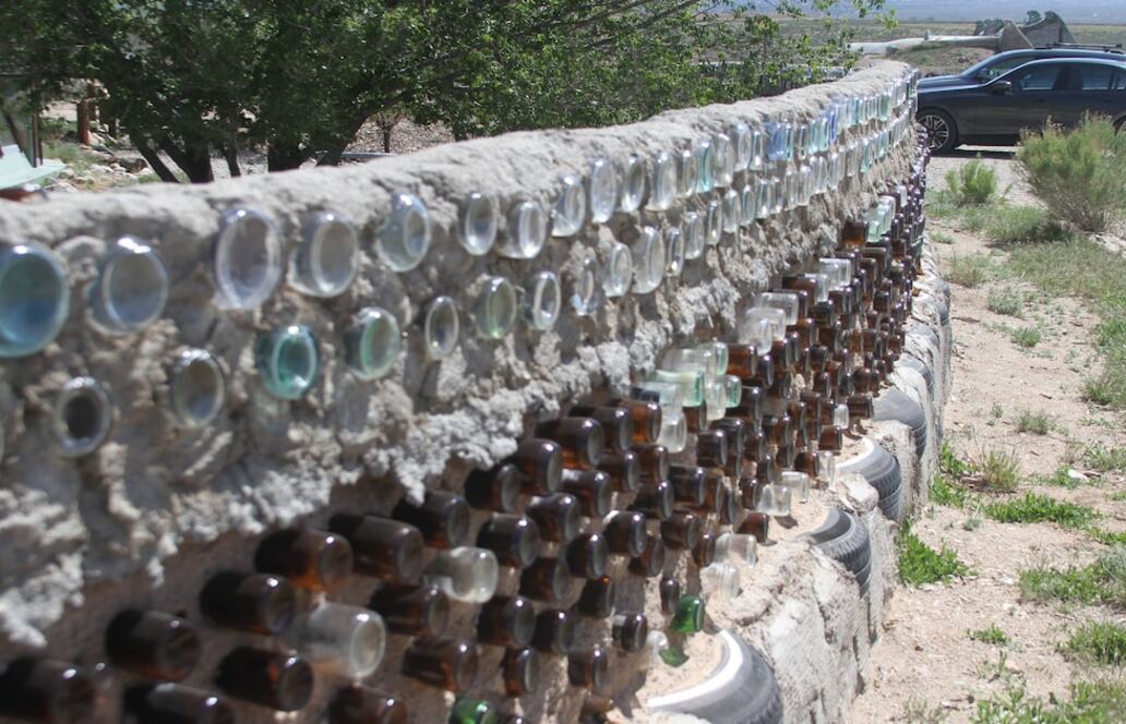 Earthship: Autarkes Haus aus Lehm, Flaschen und Solarenergie