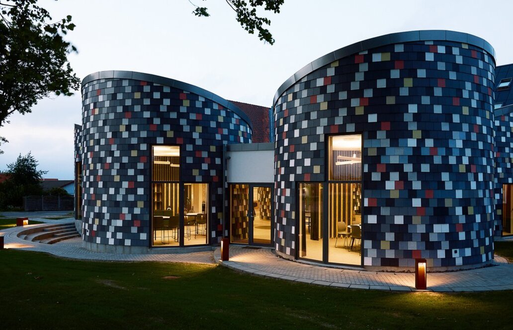 Upcycling-Architektur: Internat in Dänemark nutzt 9000 recycelte Equitone-Fassadentafeln