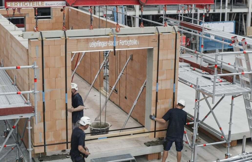 Leipfinger-Bader startet Serienproduktion von Ziegelmodulen – neue Impulse für den modularen Wohnbau