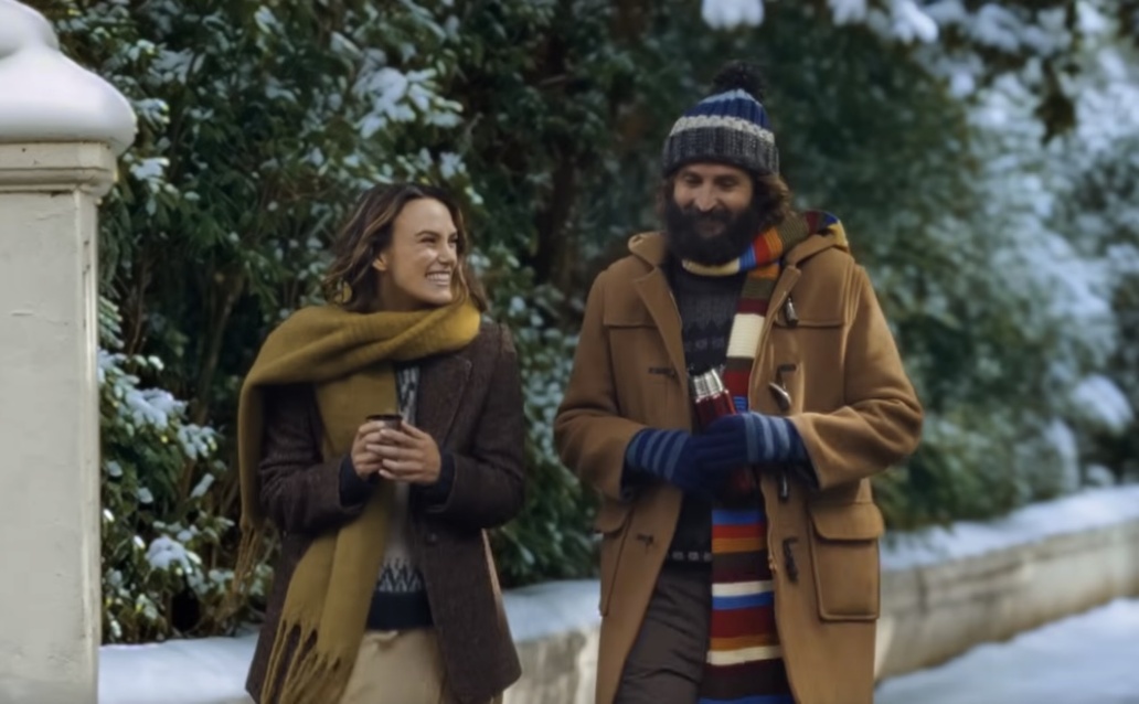 Keira Knightley verzaubert im neuen Waitrose-Weihnachtsspot – britischer Humor trifft Rom-Com-Charme