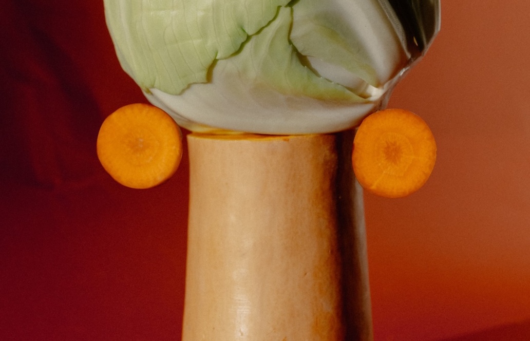 Kalenderkunst von Sarah Illenberger: Wenn Eis zum Schaltknüppel wird und Gurken Perlen tragen