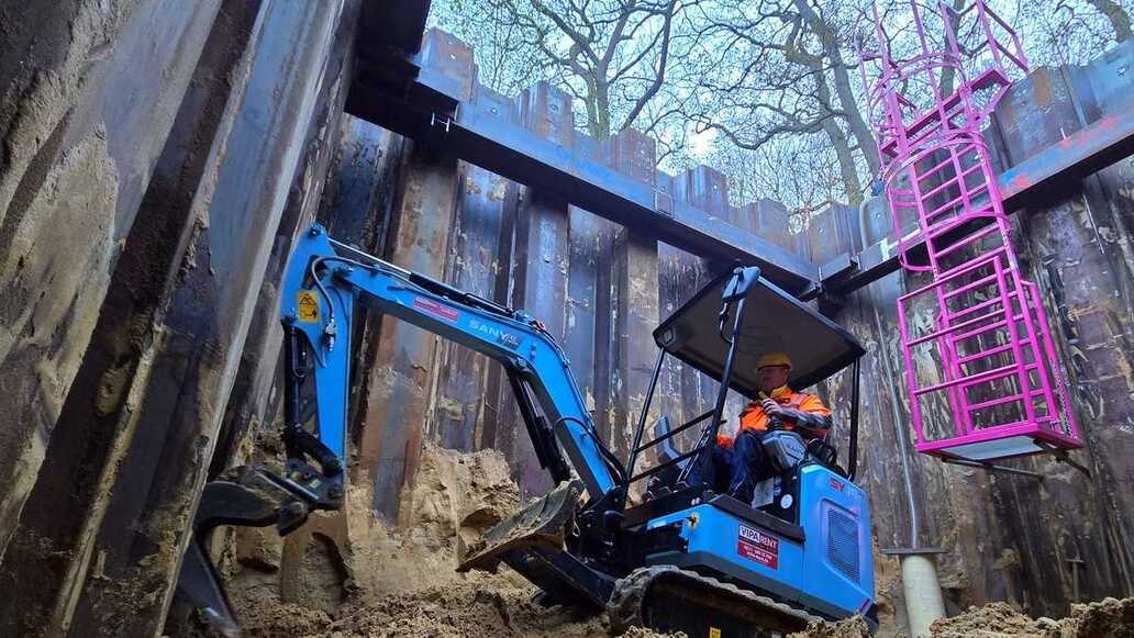 Unter der A43: Elektrobagger ersetzt Diesel auf anspruchsvoller Tiefbaustelle in Marl