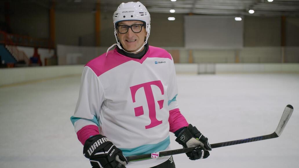 „Tim on Ice“: Telekom-CEO Höttges inszeniert Weihnachtsbotschaft mit Seitenhieb auf die Konkurrenz