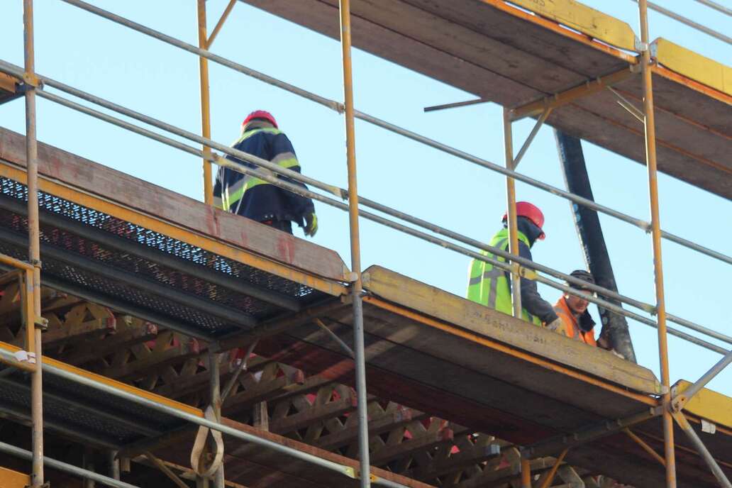 EH55-Plus-Förderung startet: 800 Mio. Euro sollen Wohnungsbau ankurbeln – Kritik an Zinsen und Klimawirkung