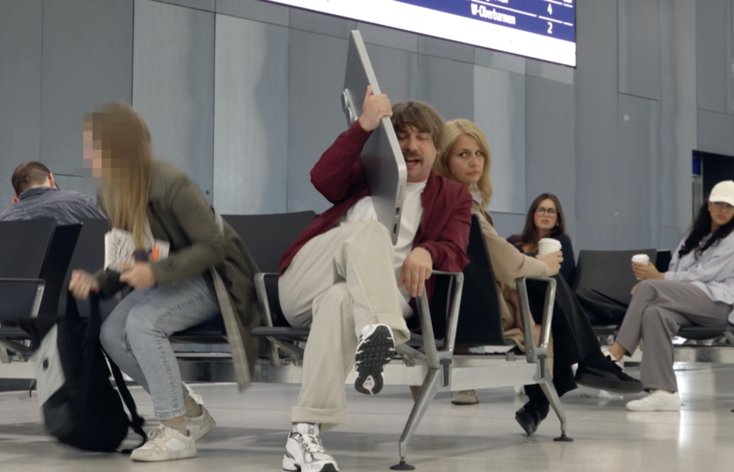 Kreation von Parasol Island: Vodafone geht mit Prank-Kampagne um Riesen-Smartphone steil