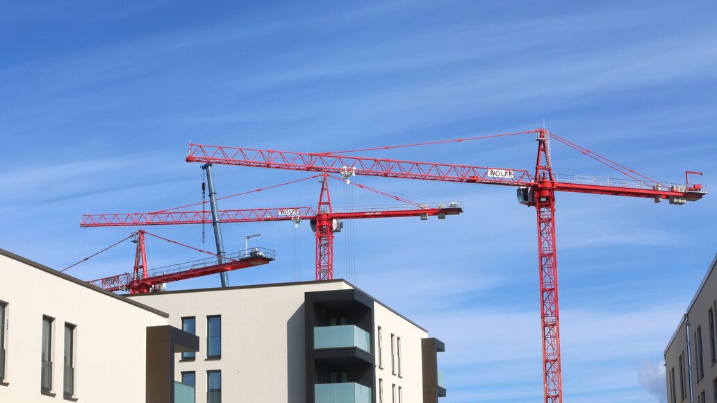 Baupreise steigen weiter – besonders Ausbau und Holzbau treiben Kosten für Wohngebäude nach oben