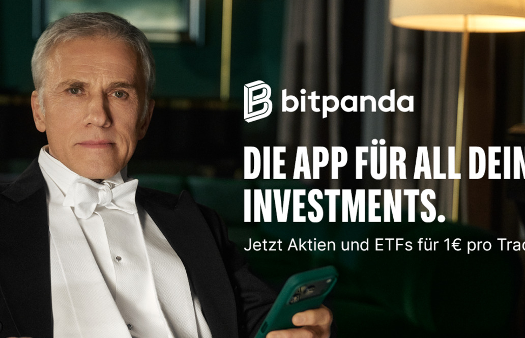 Bitpanda inszeniert Christoph Waltz als Dirigenten – neue Kampagne für Aktien & ETFs