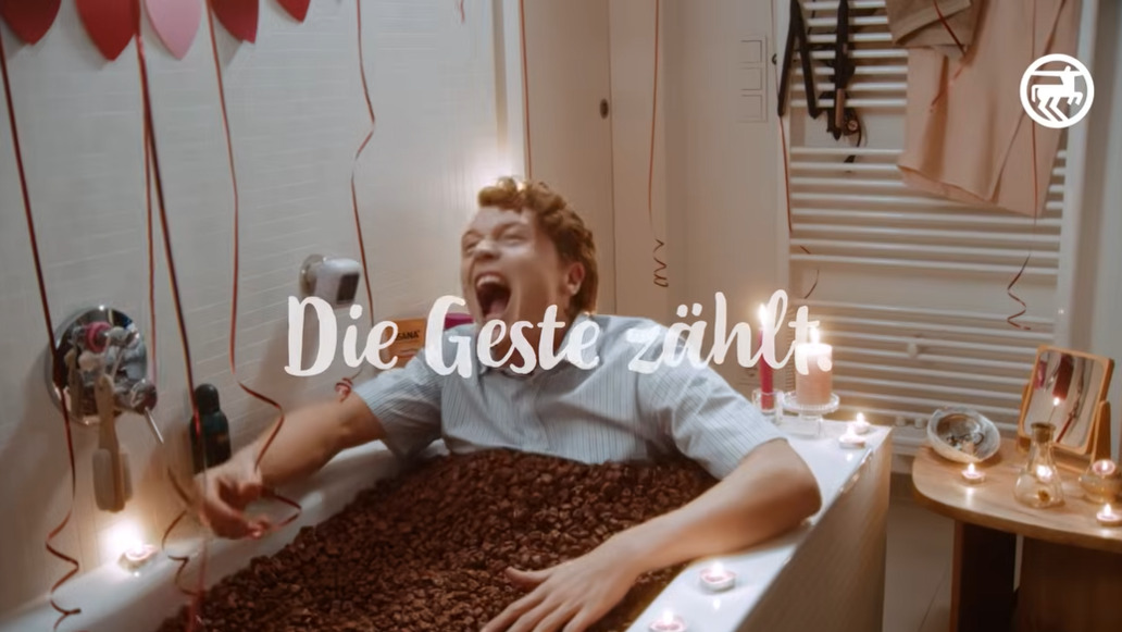 Kampagne zum Tag der Liebe: Rossmann setzt zum Valentinstag auf einen liebenswerten Tollpatsch