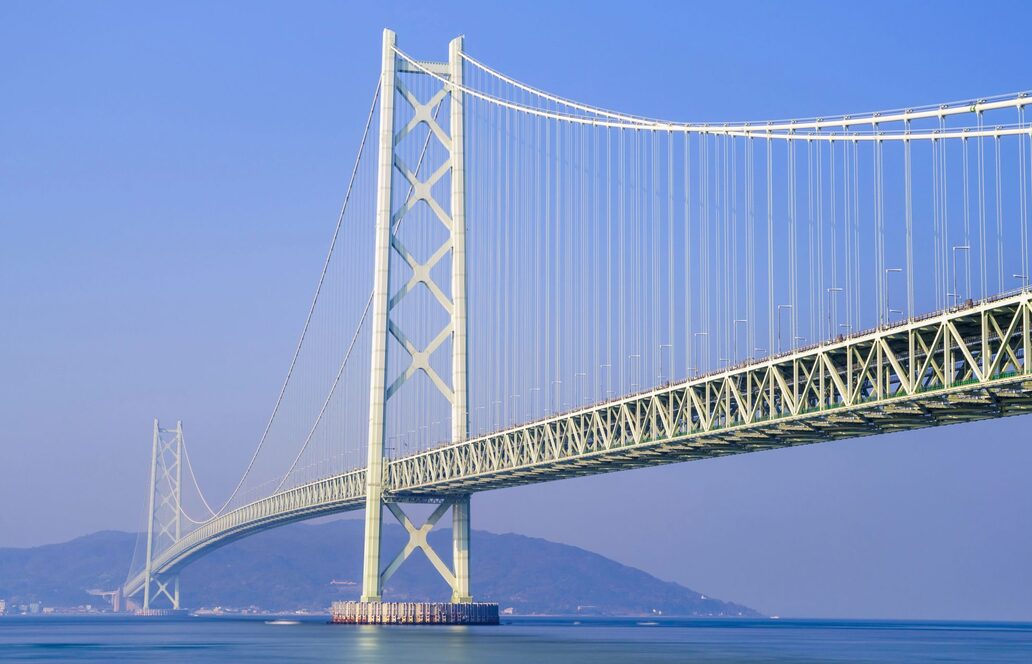 Warum Hängebrücken enorme Lasten tragen: Tragkabel, Aerodynamik und Materialtechnik im Zusammenspiel