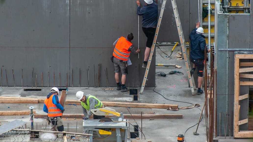 Gehaltsreport Bau 2026: Zwischen 26.000 und 85.000 Euro – so stark variieren die Einkommen in der Branche