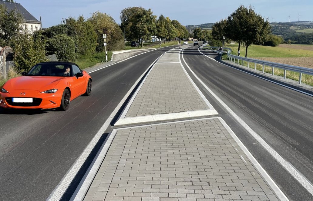 Zeitsparende Herstellung von Fahrbahnteilern: Insellösung mittels Bordstein-Klebetechnik