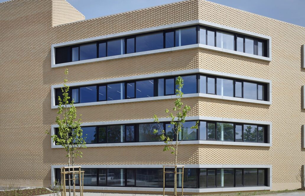 Sonderformat-Klinker im Schulbau: Robuste Fassaden mit Profil und hoher Bauqualität