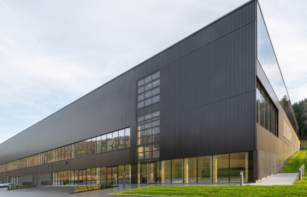 Sesotec-Neubau verbindet Produktion, Büro und nachhaltige Industriebauweise