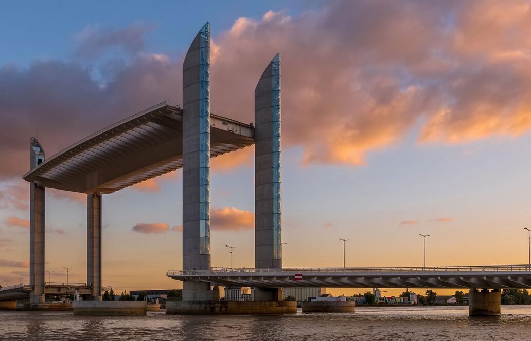 Gigantische Hubbrücken: Wie moderne Ingenieurbauten tonnenschwere Fahrbahnen präzise anheben