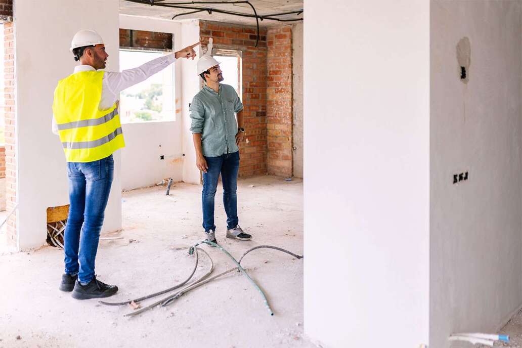 Bestandsgebäude statt Neubau: Baubranche fordert Fokus auf Sanierung und Umnutzung gegen Wohnraummangel