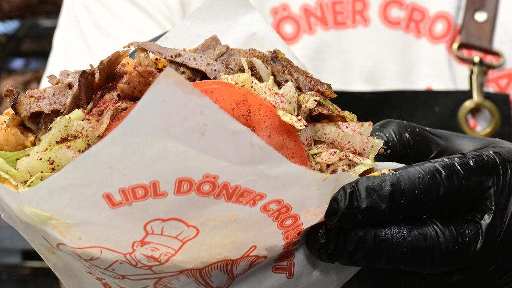Viraler PR-Coup: Lidl verwandelt Aprilscherz in Hype – Döner-Croissant sorgt für stundenlange Warteschlangen in Berlin