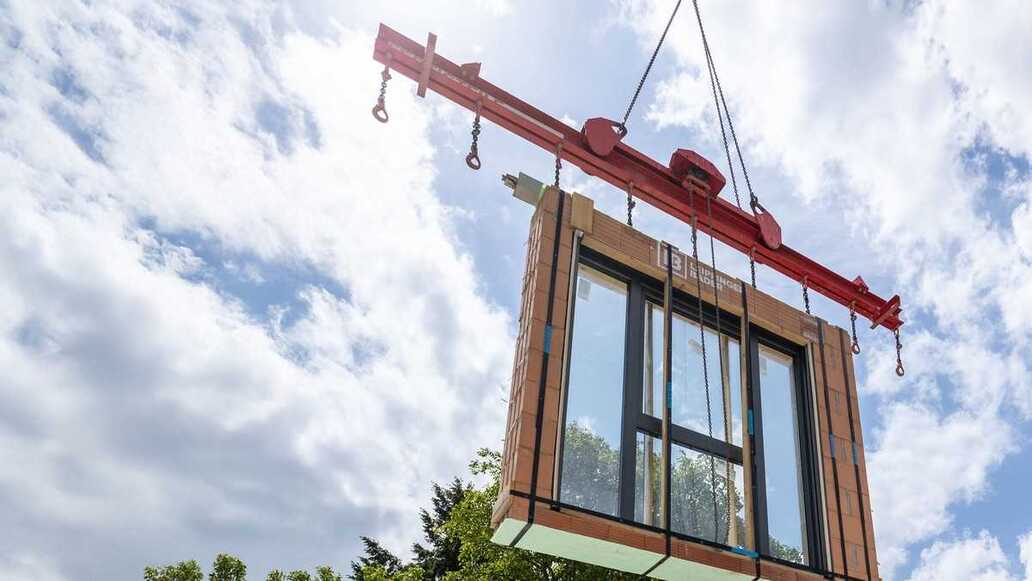 Serielles Bauen beschleunigt Wohnungsbau: Vorgefertigte Wände verkürzen Bauzeit deutlich