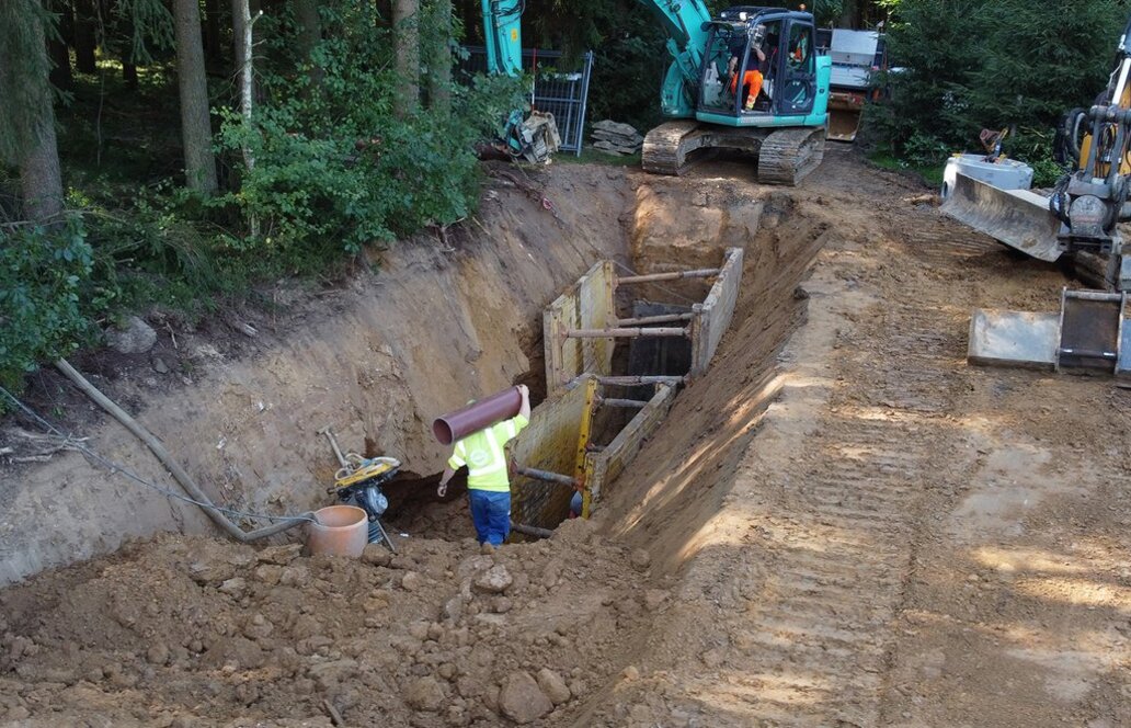 Kanalbau unter Extrembedingungen: PVC-Rohre ermöglichen erfolgreiche Verlegung bei schwierigen Bodenverhältnissen