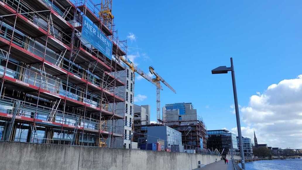 Baugenehmigungen steigen um über 16 %: Zinssorgen und hohe Kosten bremsen Trendwende im Wohnungsbau