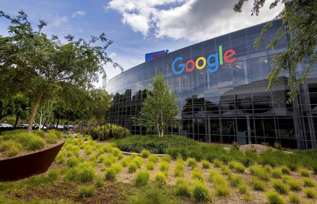 Google entgeht vorerst EU-Strafe – EU-Kommission verschiebt Entscheidung unter politischem Druck