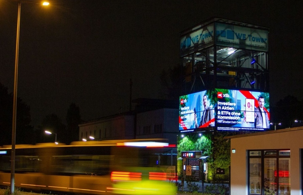 3D-DOOH-Tower mit integrierter Ladeinfrastruktur