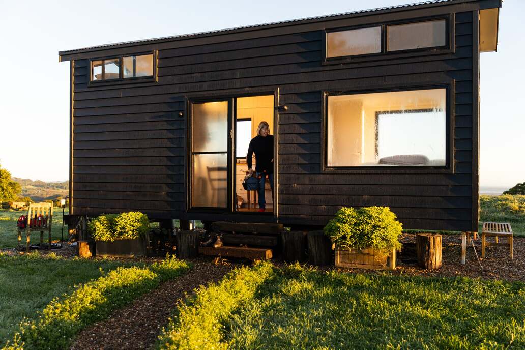 Mit Tiny House in die Rente: Frau baut Eigenheim für 90.000 Euro