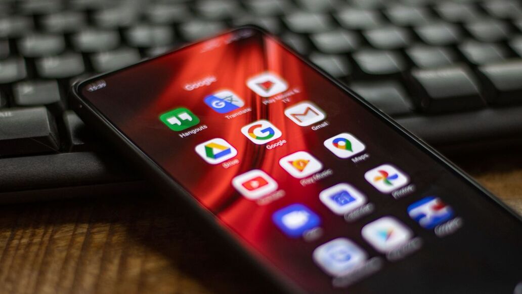 Navigation per Sprachsteuerung; Google muss Android-Handys für KI-Assistenten der Konkurrenz weitreichend öffnen