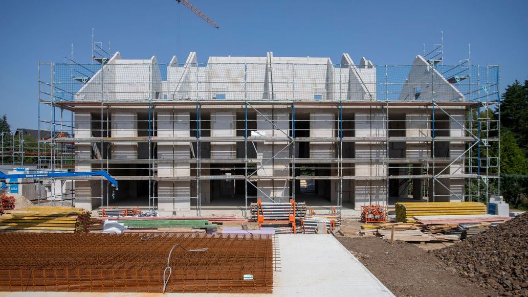 Wohnungsbau: Genehmigungen steigen deutlich – Fertigstellungen bleiben auf 14-Jahres-Tief