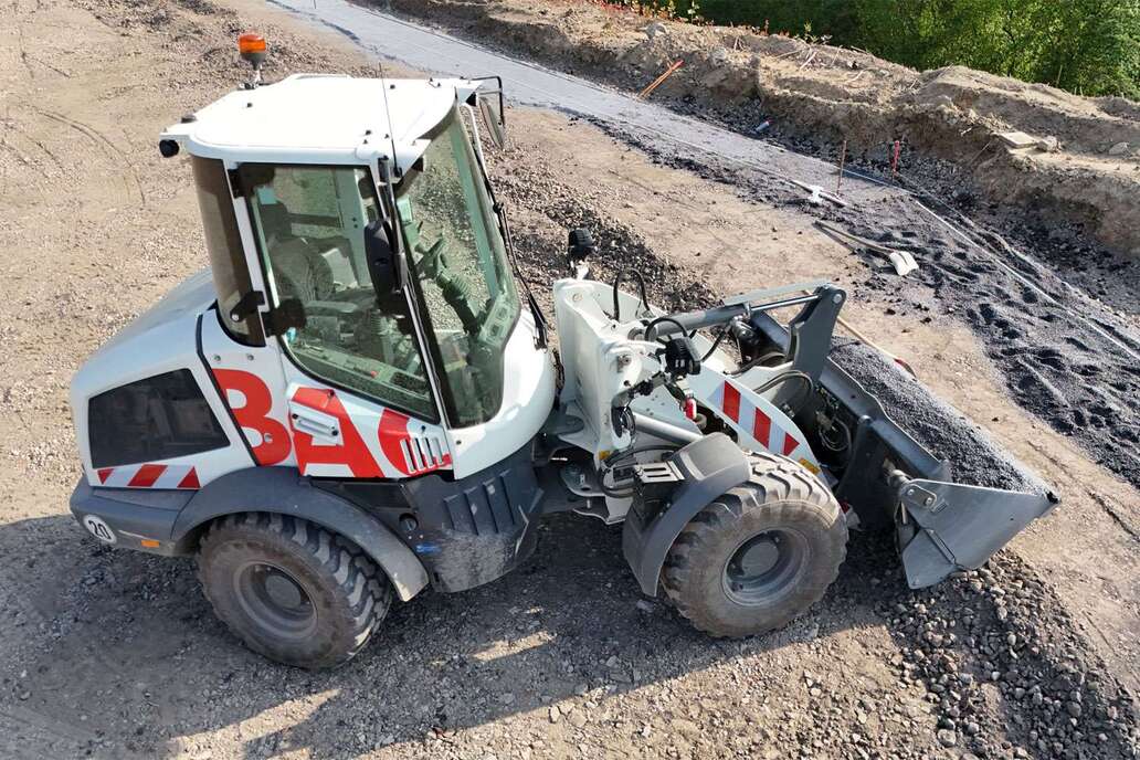 Elektrische Baumaschinen bestehen Praxistest auf Tiefbaustelle