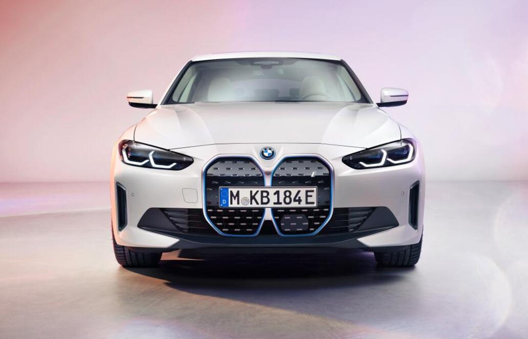 BMW nutzt Bildschirme im Auto für aggressive Werbung