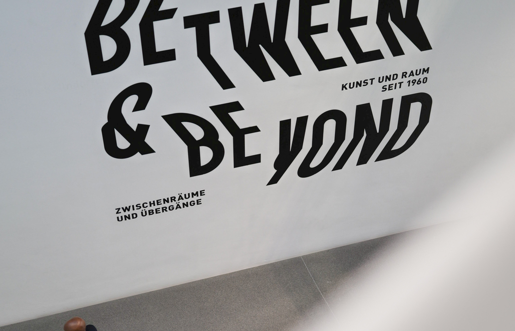 »Between & Beyond«: Wie eine Identity Raum wird