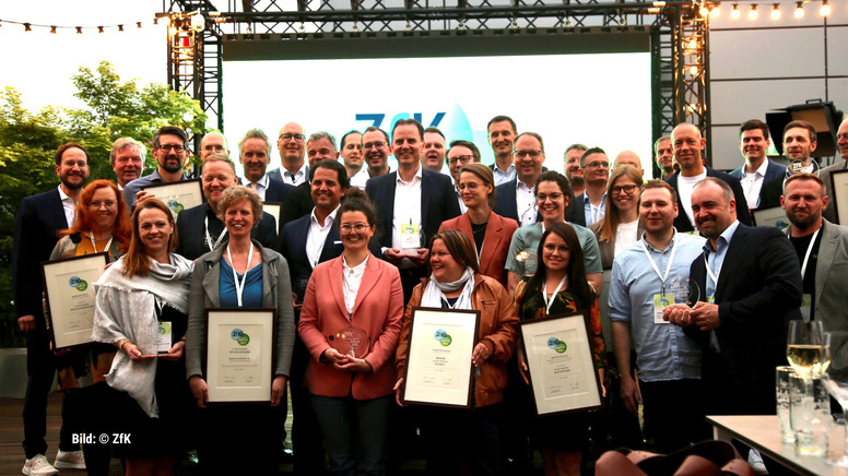 Die Gewinnerinnen und Gewinner des ZfK-nachhaltigkeitsAWARDs - Bild: © ZfK